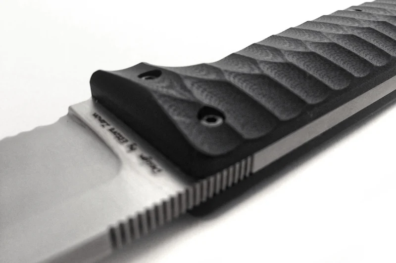 Couteau Maserin Croz 976.N lame 11cm manche en G10 noir + étui en nylon