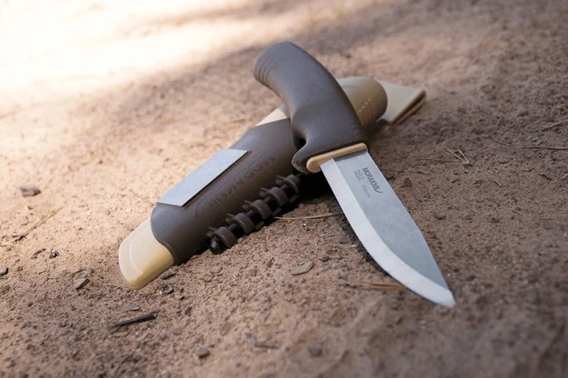Couteau Mora Bushcraft Survival 13033 lame inox 10,9cm manche caoutchouc marron avec allume-feu + étui