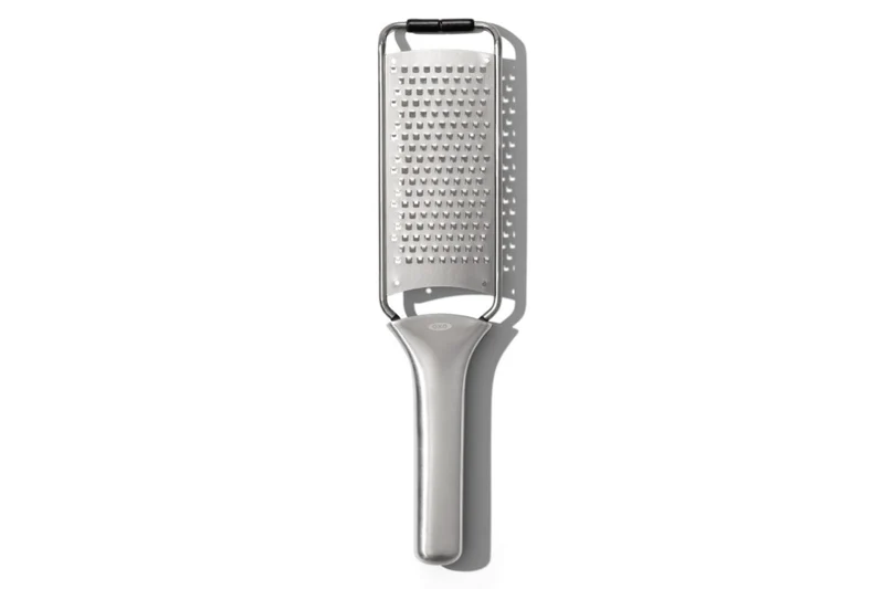 Râpe moyenne OXO Steel en acier inoxydable avec étui de protection