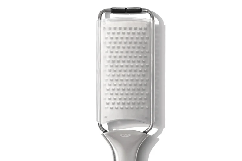 Râpe moyenne OXO Steel en acier inoxydable avec étui de protection