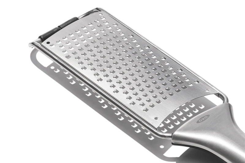 Râpe moyenne OXO Steel en acier inoxydable avec étui de protection