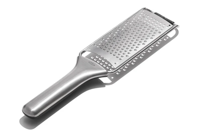 Râpe moyenne OXO Steel en acier inoxydable avec étui de protection