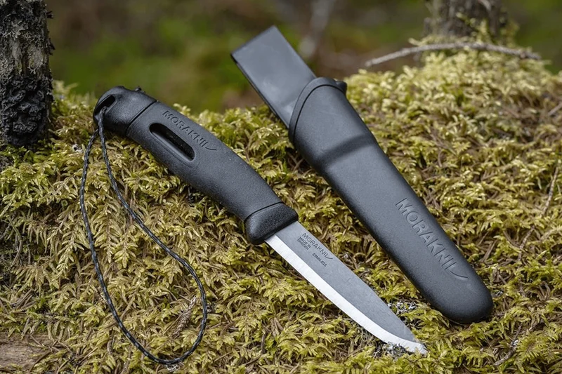 Couteau Mora Companion Spark 13567 lame inox 10,4cm manche caoutchouc noir avec pierre à feu + étui