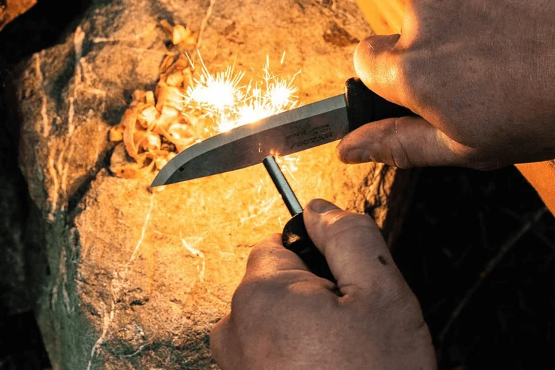 Couteau Mora Companion Spark 13567 lame inox 10,4cm manche caoutchouc noir avec pierre à feu + étui