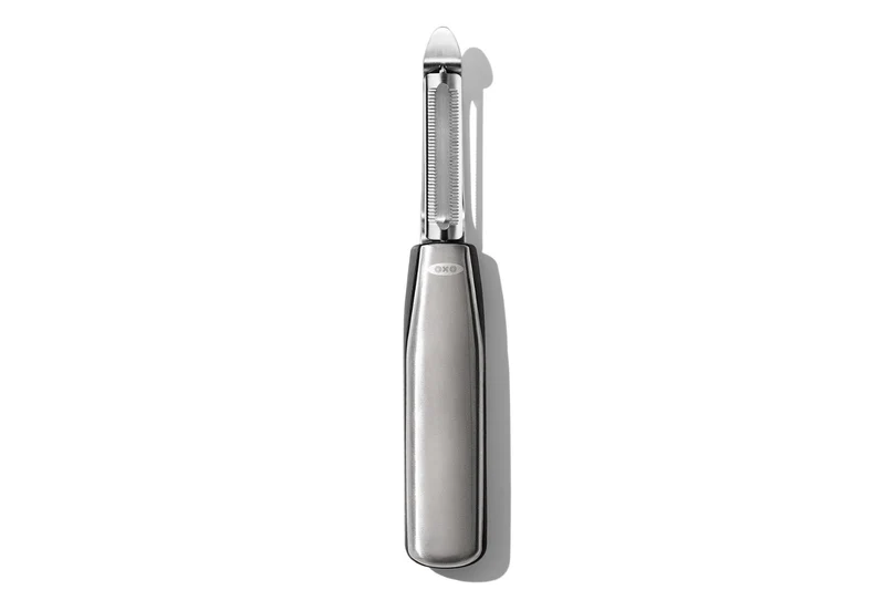 Éplucheur à peaux fines OXO Steel en inox avec manche bi-matière