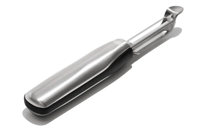 Éplucheur à légumes OXO Steel oscillant manche en inox et santoprène