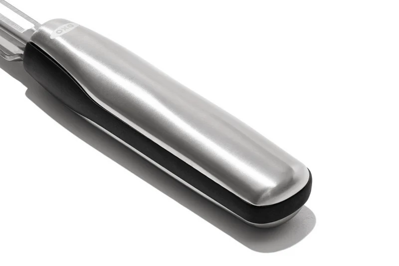 Éplucheur à légumes OXO Steel oscillant manche en inox et santoprène