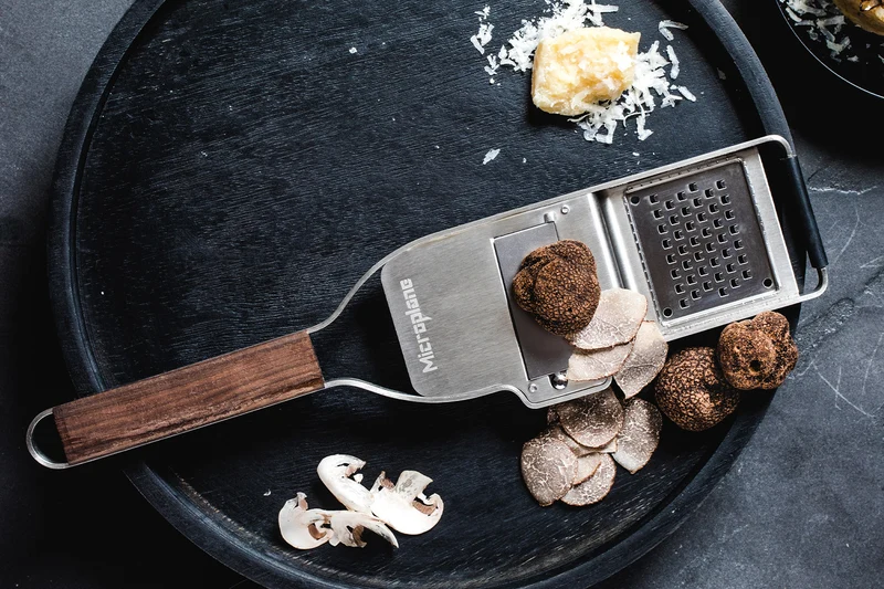Râpe à truffe 2-en-1 Microplane Master manche en noyer