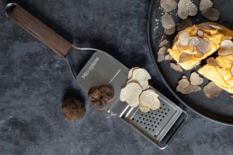 Râpe à truffe 2-en-1 Microplane Master manche en noyer