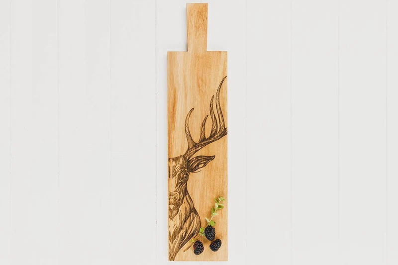 Planche apéritif en chêne Selbrae House 65x15x2cm avec poignée - Motif cerf