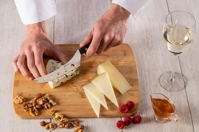 Couteau à fromage Arcos Universal lame ajourée 14,5cm manche en POM riveté