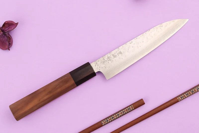Couteau universel 13,5cm japonais artisanal Makoto Kurosaki VG7 Damas martelé