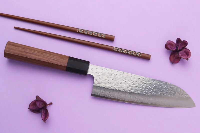 Couteau santoku 16,5cm japonais artisanal Makoto Kurosaki VG7 Damas martelé