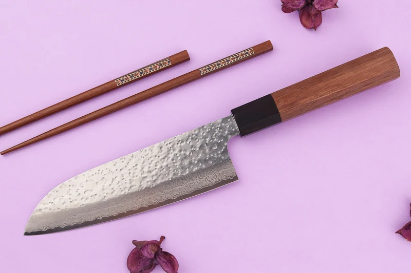 Couteau santoku 16,5cm japonais artisanal Makoto Kurosaki VG7 Damas martelé