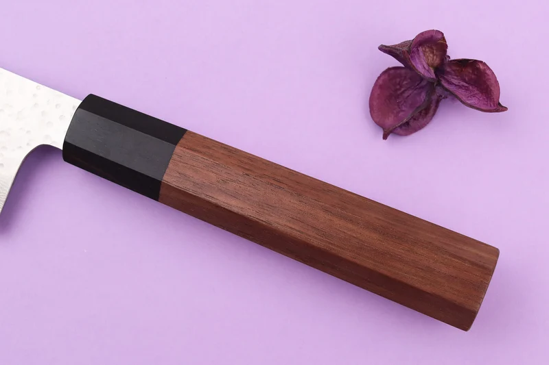 Couteau santoku 16,5cm japonais artisanal Makoto Kurosaki VG7 Damas martelé