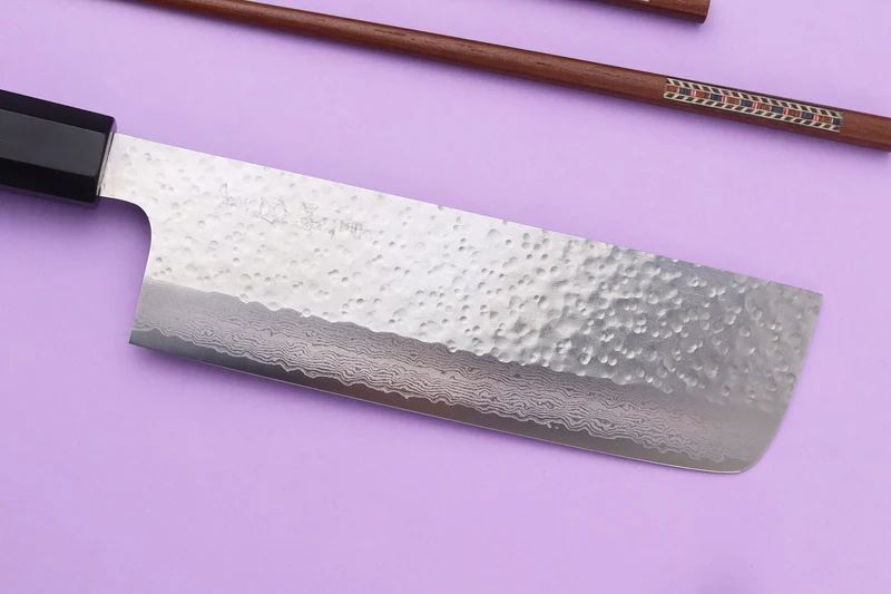 Couteau nakiri 16,5cm japonais artisanal Makoto Kurosaki VG7 Damas martelé