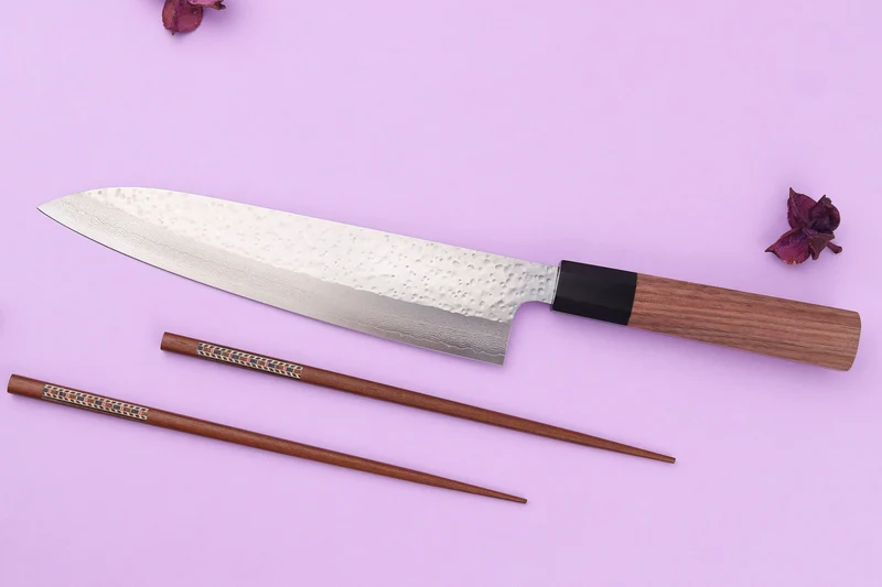 Couteau gyuto 21cm japonais artisanal Makoto Kurosaki VG7 Damas martelé
