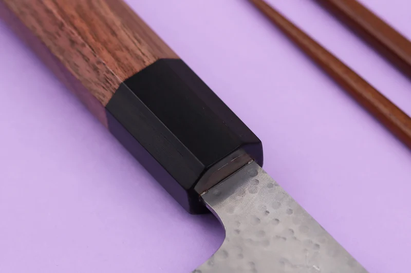 Couteau gyuto 21cm japonais artisanal Makoto Kurosaki VG7 Damas martelé