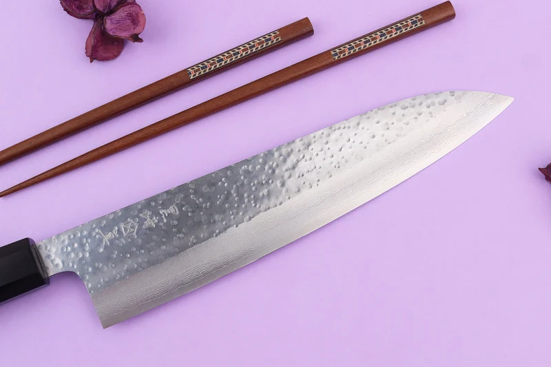 Couteau gyuto 21cm japonais artisanal Makoto Kurosaki VG7 Damas martelé