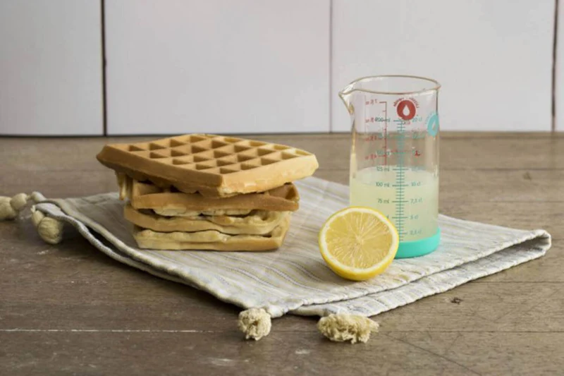 Verre doseur Pebbly en verre borosilicate et base en silicone