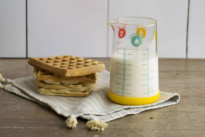 Verre doseur Pebbly en verre borosilicate et base en silicone