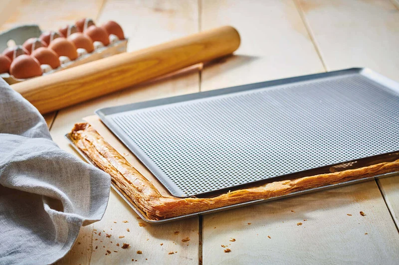 Plaque de cuisson De Buyer en inox micro perforée 40x30cm à bords pincés