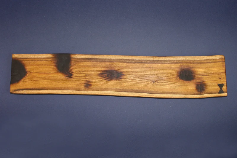 Barre aimantée artisanale Essences Creations en bois de cytise brûlé Shu Sugi Ban 48cm modèle 1