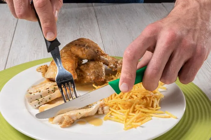 Juego mondadores + cuchillos de mesa con filo serrado