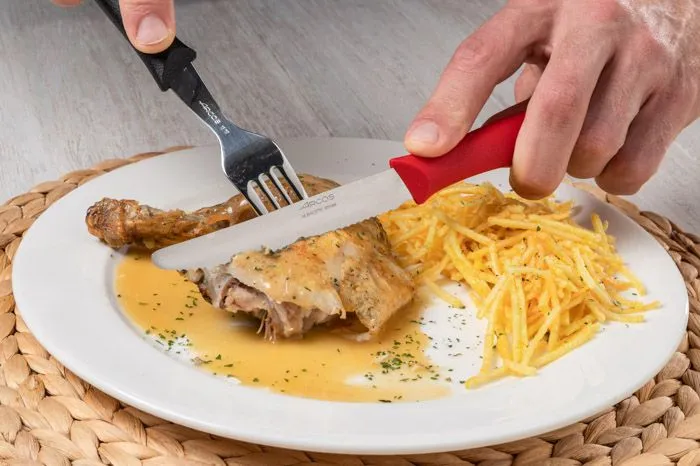 Juego mondadores + cuchillos de mesa con filo serrado