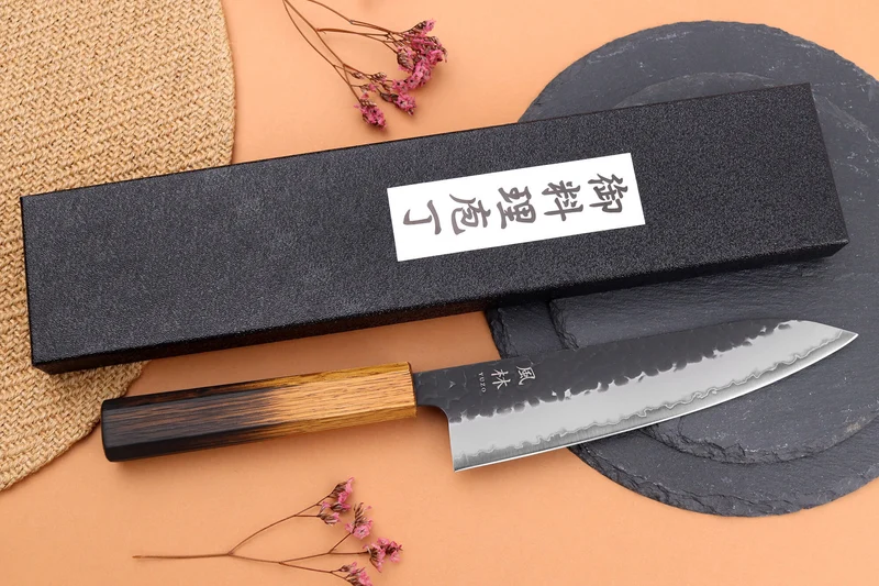 Couteau de chef 18cm japonais artisanal Yuzo Black AS chêne brûlé