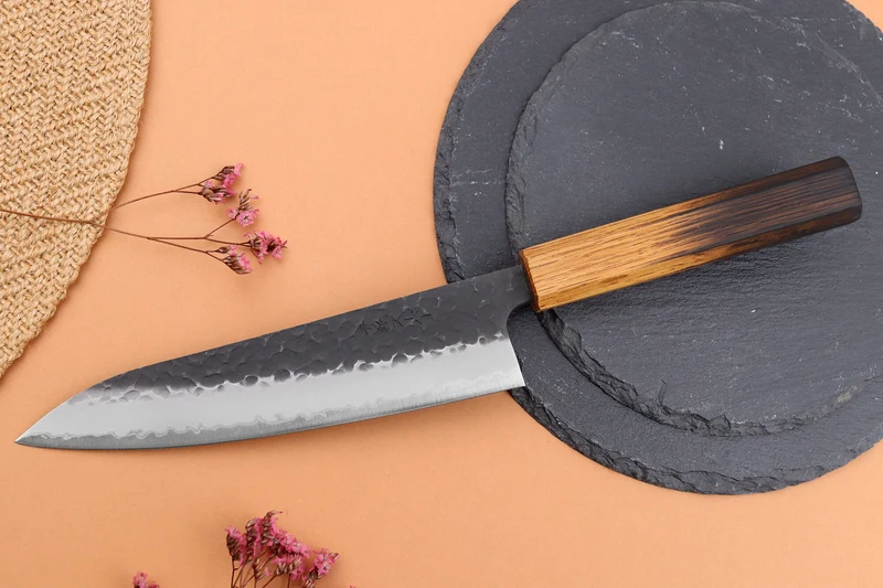Couteau de chef 18cm japonais artisanal Yuzo Black AS chêne brûlé