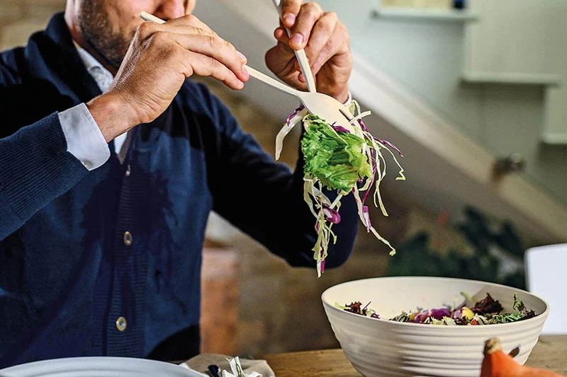 Couverts à salade blancs Guzzini Tierra en bouteilles recyclées 28cm
