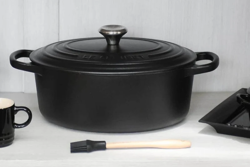 Cocotte ovale en fonte émaillée Le Creuset Signature 33cm Noir Mat