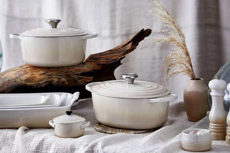 Cocotte ovale en fonte émaillée Le Creuset Signature 29cm Meringue