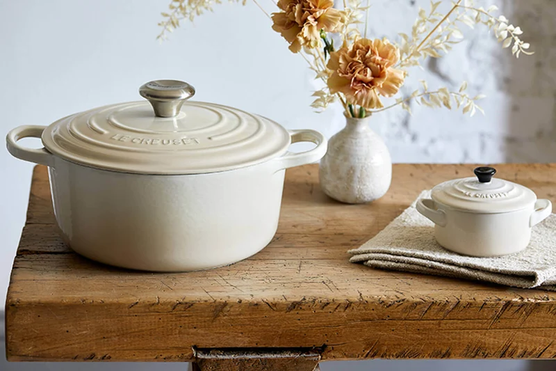 Cocotte ronde en fonte émaillée Le Creuset Signature 24cm Meringue
