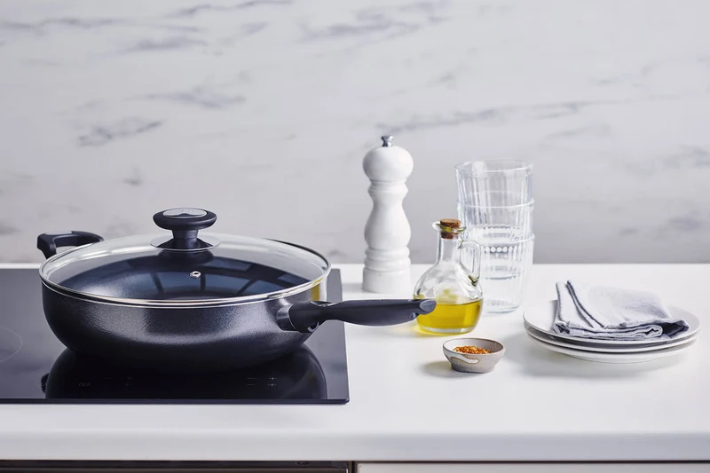 Sauteuse Beka Pro Induc revêtement céramique antiadhérent + couvercle en verre