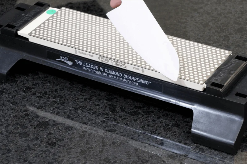 Pierre à aiguiser diamant DMT Duo Sharp Hardcoat à grain 600/1200 + socle antidérapant