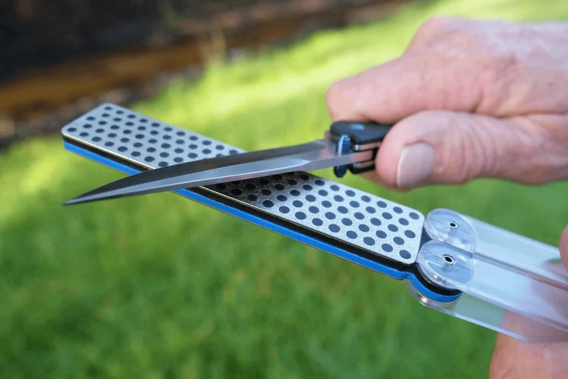 Pierre à aiguiser DMT Diafold Diamond portable double face diamantée 220/325