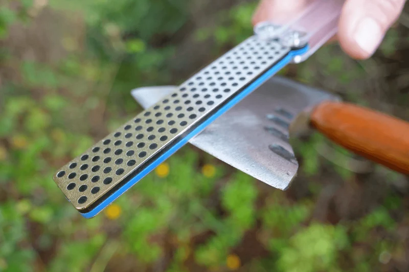 Pierre à aiguiser DMT Diafold Diamond portable double face diamantée 220/325