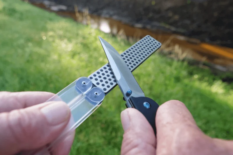 Pierre à aiguiser DMT Diafold Diamond portable double face diamantée 220/325