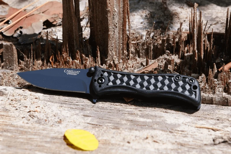 Couteau pliant Camillus Erupt manche en nylon noir et fibres de verre à motif cubique 7,8cm