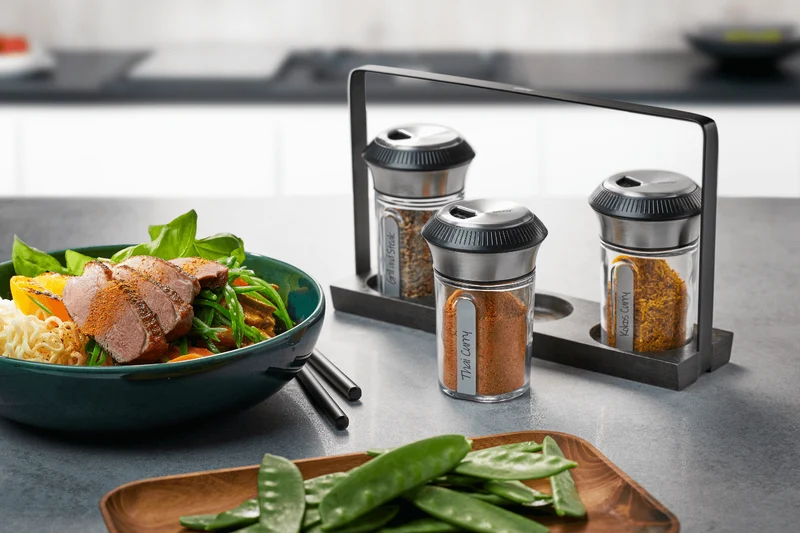 Set de 3 saupoudreuses à épices et herbes Gefu X-Plosion + support en acacia