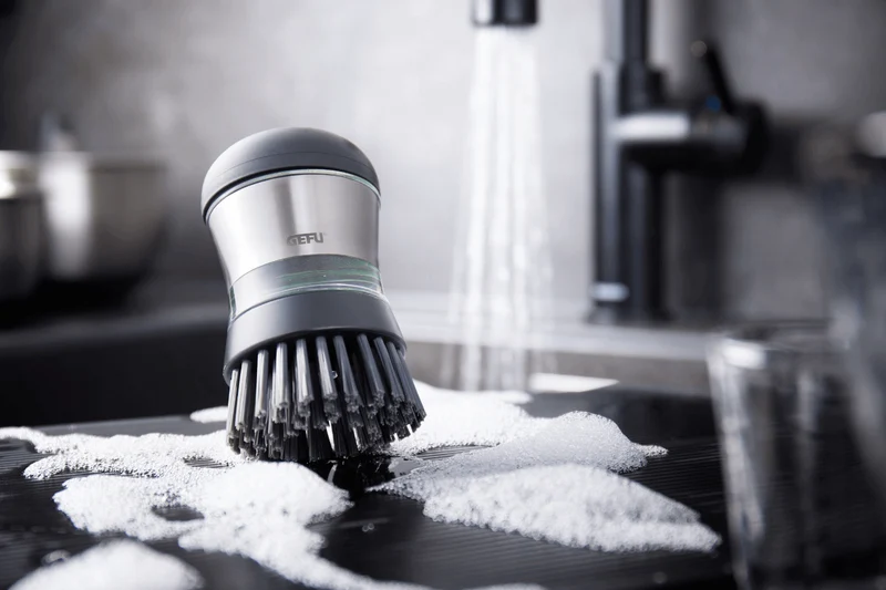Brosse à vaisselle Gefu Swift avec distributeur de détergent
