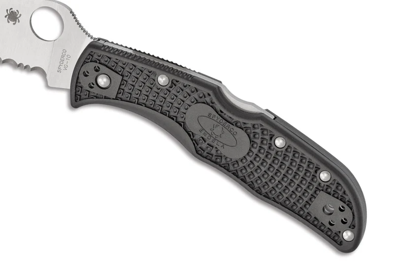 Couteau pliant Spyderco Endela lame dentée C243SBK manche en nylon/fibre de verre noir 11,9cm