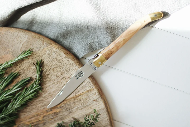 Couteau pliant Forge de Laguiole manche en bois d'olivier 11cm mitres en laiton