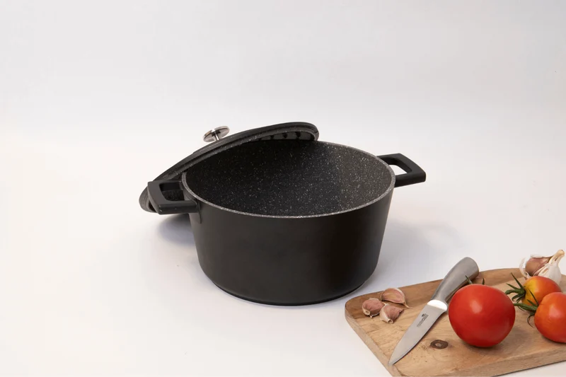 Cocotte MasterClass compatible induction en fonte d'aluminium noir 4L