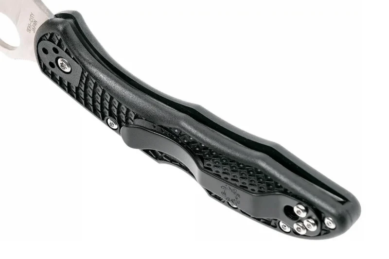 Couteau pliant Spyderco Delica 4 à dents C11FSWCBK manche en nylon/fibres de verre noir 10,8cm
