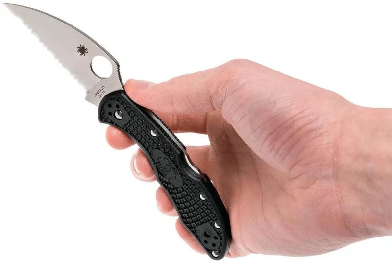 Couteau pliant Spyderco Delica 4 à dents C11FSWCBK manche en nylon/fibres de verre noir 10,8cm
