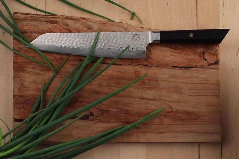 Couteau de chef kiritsuke Kotai lame martelée 20cm manche ébène avec fourreau