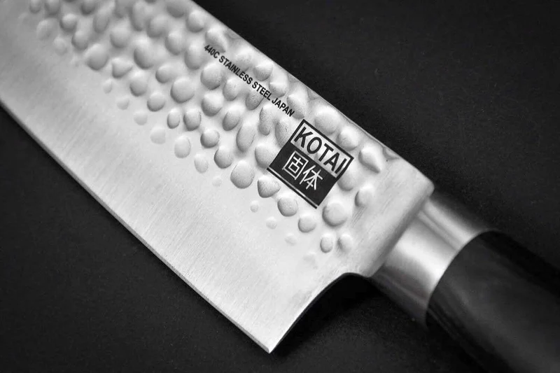 Couteau de chef Kotai lame martelée 20cm manche pakkawood avec fourreau